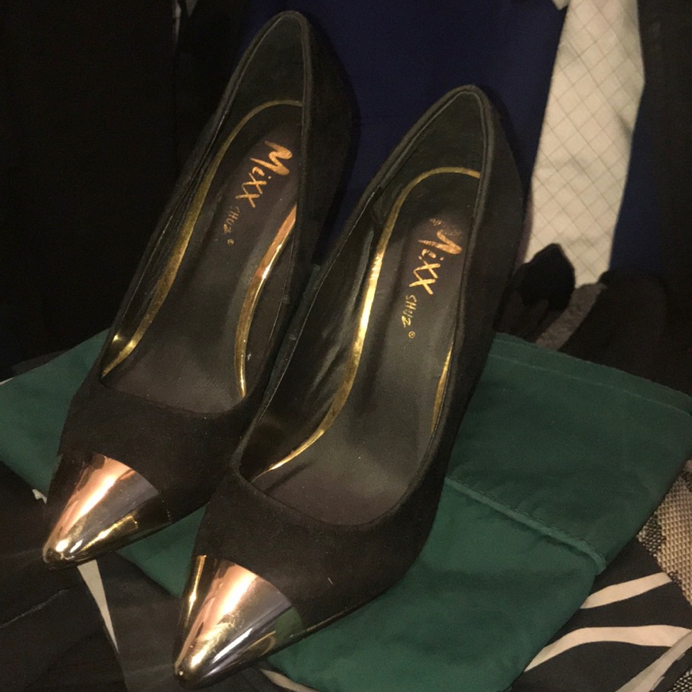 Gold Point black heeled pumps